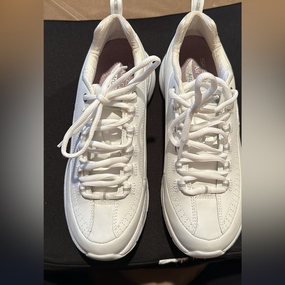 White Skechers Sneakers women’s like new leather with silver trim - Picture 1 of 7